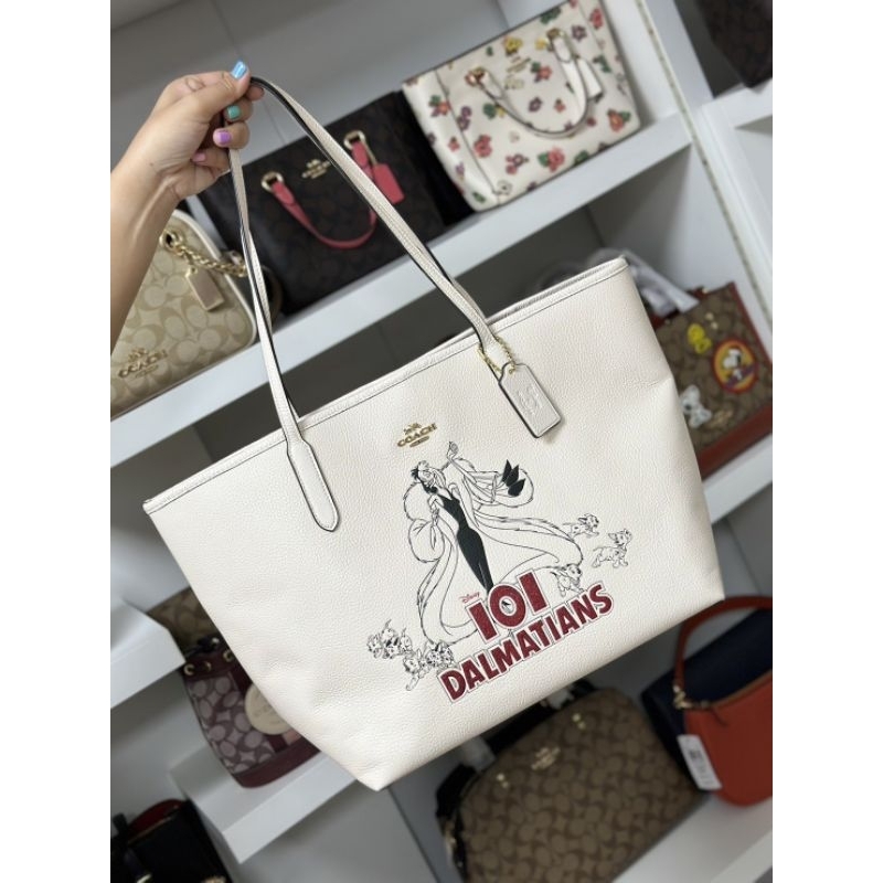 ✅️ กระเป๋าสีขาว ลายการ์ตูนน่ารัก❤️💥NEW Coach CC159 X Disney Cruella 101 Dalmatians City tote