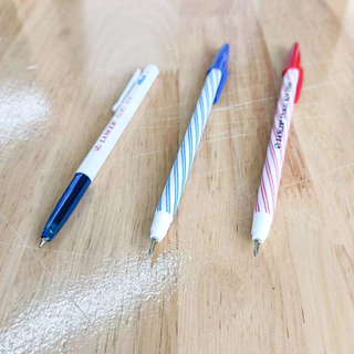 ปากกา Lancer ขนาด 0.5 0.7 มม. มีสี น้ำเงิน แดง แบบลูกลื่นมีปลอก แบบกด ราคาไม่แพงแต่ใช้ดีมาก ยี่ห้อแลนเซอร์ PEN MK