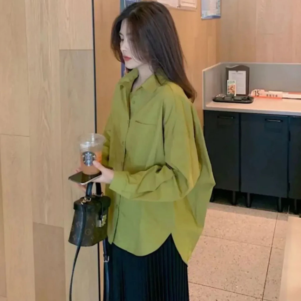 เสื้อเชิ้ตแขนยาวไซส์ใหญ่ผู้หญิง oversize เสื้อผ้าแฟชั่นสีพื้น ทรงหลวมสไตล์เกาหลี เสื้อโอเวอร์ไซส์สีขาว มินิมอล ใส่สบาย