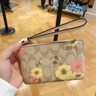 พร้อมส่ง แท้ 🇺🇸💯% Coach คล้องมือ 1 ซิป S CORNER ZIP WRISTLET IN SIGNATURE CANVAS WITH FLORAL CLUSTER PRINT (COACH CI856)