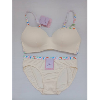 Sabina ซาบีน่า เซ็ตชุดชั้นใน Invisible Wire (ไม่มีโครง) รุ่น Pretty Perfect สีเหลือง Size 34C/75 + กกน. L