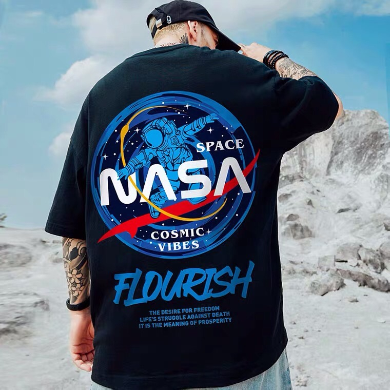 S-3XL เสื้อยืดแขนสั้น ทรงหลวม พิมพ์ลายนักบินอวกาศ NASA ผ้าคอตตอนนิ่มใส่สบาย ยับยากรีดง่าย ส่งฟรี