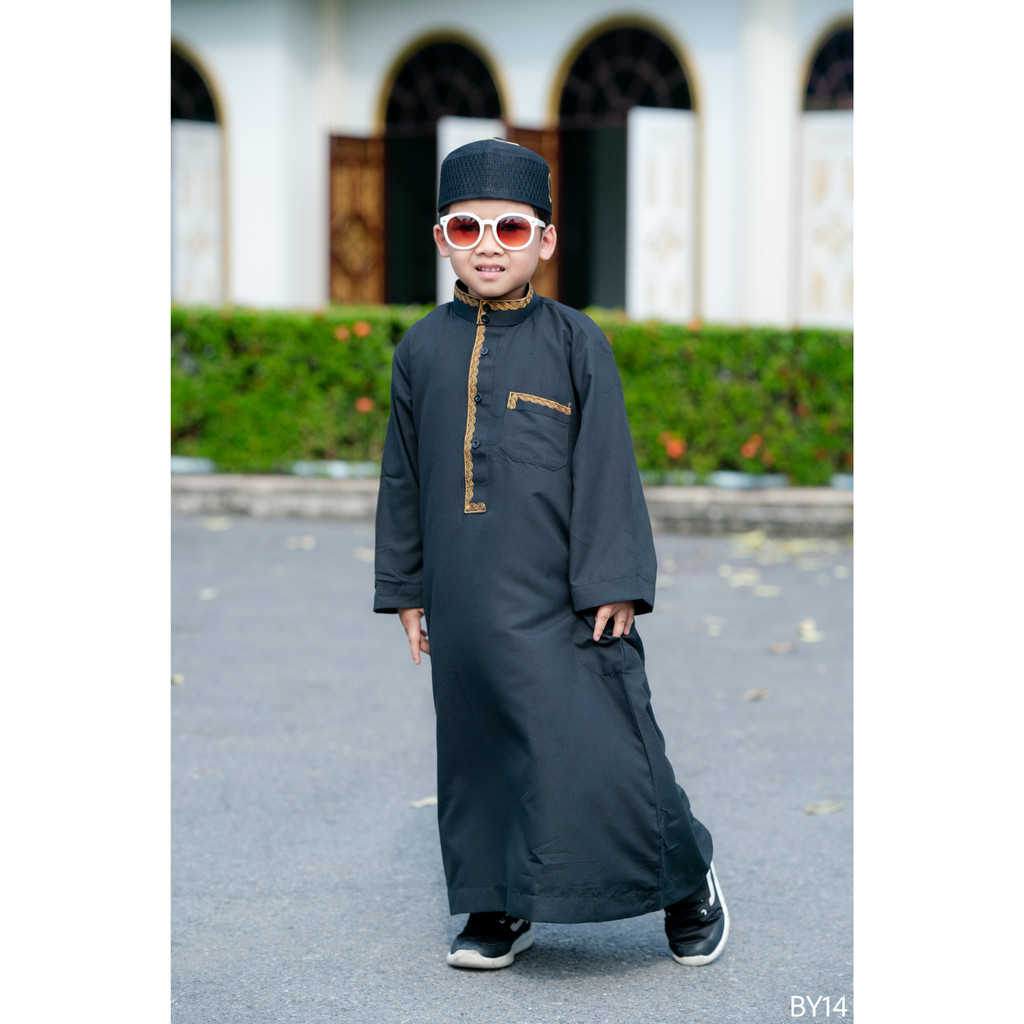 ชุดปากีเด็กผู้ชาย สีดำแขนยาวทรงกระบอก คอตั้งติดกระดุม พร้อมกางเกง ปักลวดลายสีทองตัดกับชุดโดดเด่น ทรงสวย BY14วาริสมุสลิม