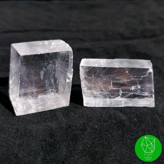 ผลึกแร่แคลไซต์สีขาวโปร่งใสทรงเหลี่ยม (White​ Calcite Rhomb)​