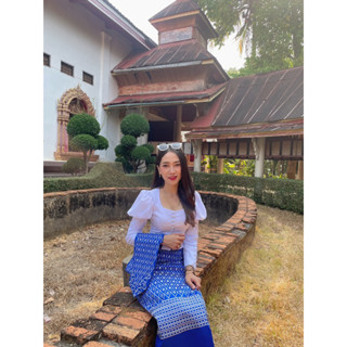 ✅ ส่ต่อชุดแม่ค้าจ้า✅เสื้อมอญประยุกต์ เสื้อขาวเนื้อผ้าไหมพม่า ผ้าถุงลายมอญสีน้ำเงิน ดิ้นขาว ลวดลายงานปักทั้งผืน