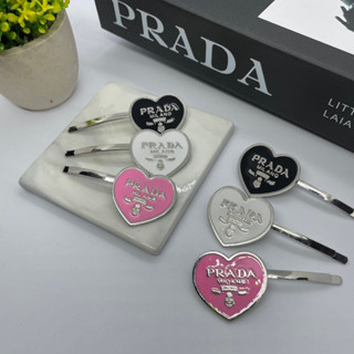 พร้อมส่งในไทย Prada Heart Hairpin กิ๊ปติดผมรูปหัวใจ ปราด้า  ชุด 2 ชิ้น มีสีดำ และ ขาว อะไหล่เงิน  1 ชุด 2 ชิ้น
