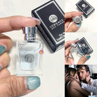 Versace Pour Homme EDT 5ml. (หัวแต้ม) น้ำหอมอโรมาติกสำหรับชายหนุ่มทรงเสน่ห์  กลิ่นหอมสดชื่นมอบความรู้สึกสะอาดและเบาสบาย