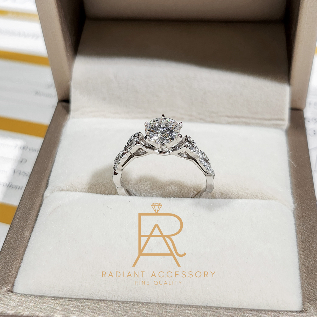 แหวนเงินแท้ฝังเพชร Moissanite และบ่าข้างก้านลายถัก ชุบทองคำขาว พร้อมใบเซอร์