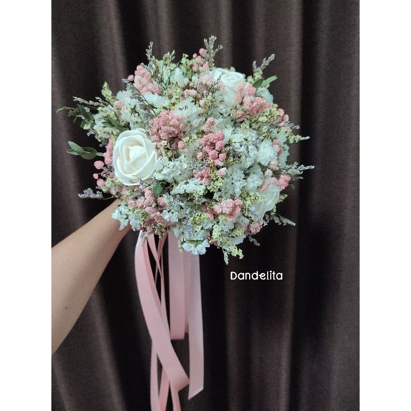 ช่อดอกไม้เจ้าสาวแซมกุหลาบขาว 3 ดอก พร้อมเข็มกลัดดอกไม้ฟรี ขอแต่งงาน ถ่ายพรีเวดดิ้ง งานแต่ง **สอบถามคิวงานก่อนกดสั่งซื้อ