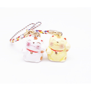 Tohki manekineko (สูง 2.5 cm) มี 2 สี 1.สีเหลือง ไว้ขอพรเรื่องโชคลาภ 2.สีขาว อวยพรให้ชีวิตพบแต่ความสุข✓ขนาด สูง 2.5 ซม.