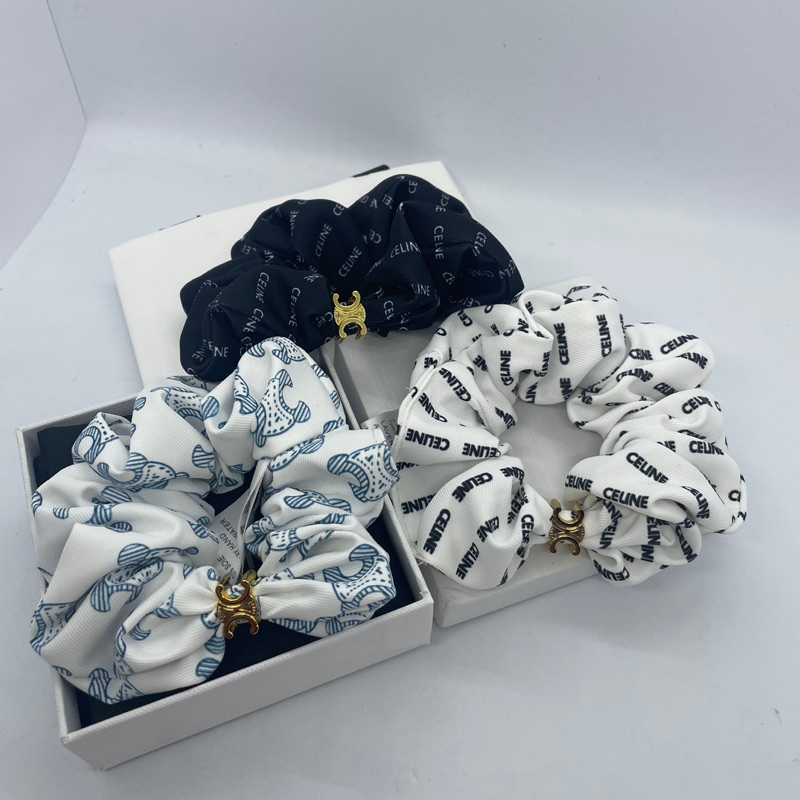 ผ้ารัดผม ลิซ่า CL SCRUNCHY RAYURE BRACELET  รัดแขนแบบลิซ่า เก๋ไปอีกแบบ ผ้าสกรีนลายโลโก้ ผ้าเนื้อนุ่ม ไหมอย่างดี