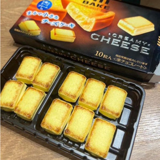 BAKE Creamy Cheese รสชีสละมุนไม่เปรี้ยวแหลมหอมกลมกล่อม กินตอนเย็นยิ่งฟิน ช็อคโกแลตอบรสครีมมี่ชีส ด้านในเป็นช็อคโกแลตครีม