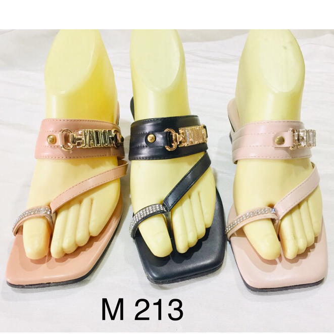ถูกที่สุดแล้ว !! M 213 รองเท้าส้นสูง1 1/2นิ้วดีไซน์สวยสวมคีบนิ้วโป้ง ประดับแผ่นโลหะ