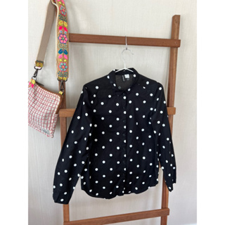 cotton shirt Polkadot พื้นดำ สวยมาก ใหม่มาก อก 34 ยาว 26 • Code : 558(9)