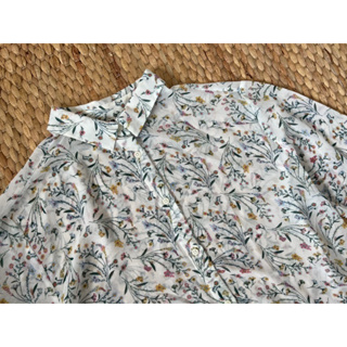 Uniqlo x Shirt ผ้าคล้ายชีฟองบาง  ลายดอกสวย สภาพใหม่ • อก 40 ยาว 28 size : XL • ตำหนิ : -