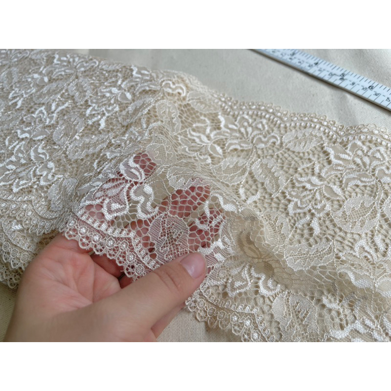 ลูกไม้ต่อชาย มีหลายแบบ โทนเบจครีม กว้าง(6-7นิ้ว) พร้อมส่ง