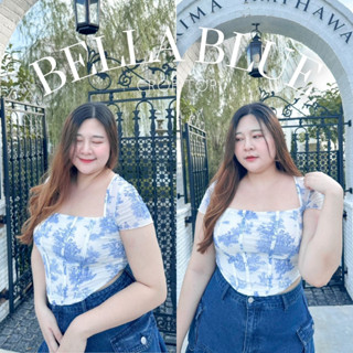 BELLA BLUE💙เสื้อครอปคอเหลี่ยมผ้าซีทรูมีซับในไม่บางผ้านิ่มใส่สบายมากๆ ลายดอกสีฟ้าสวยหรู