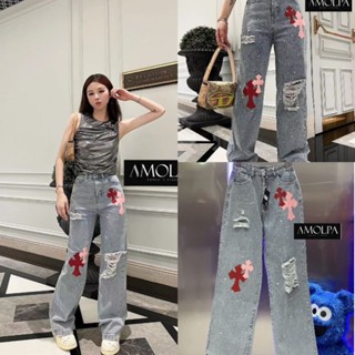 กางเกงยีนส์  CHROME HEART  DENIM เนื้อผ้ายีนส์แท้ ปักLOGO ด้วยหนังสีชมพูสลับแดงเพิ่มความโดดเด่นเมื่อสวมใส่