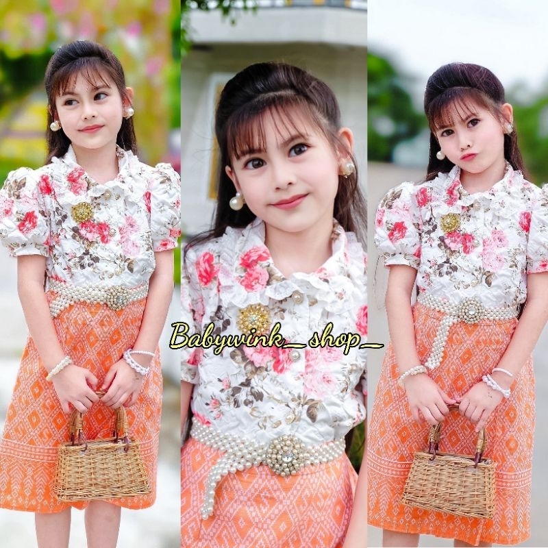 Ndd // ชุดไทยเด็กหญิง ชุดไทย 2 ชิ้น เสื้อผ้าเนื้อปั้มนูนลายดอกคอปกระบายลูกไม้ เสื้อกระดุมจริง ใส่สบา