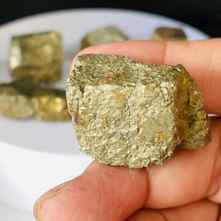 เพชรหน้าทั่ง หรือไพไรต์ (Pyrite) หินแห่งการคิดบวก