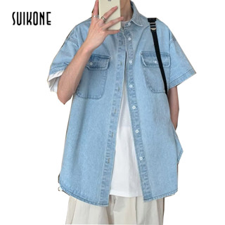 Suikone  เสื้อเชิ้ตยีนส์ผู้ชายแขนสั้นแบรนด์ใหม่อินเทรนด์ปกเก่าอเมริกันย้อนยุคเสื้อเชิ้ตหลวมสบาย ๆ สำหรับผู้ชายและผู้หญิง