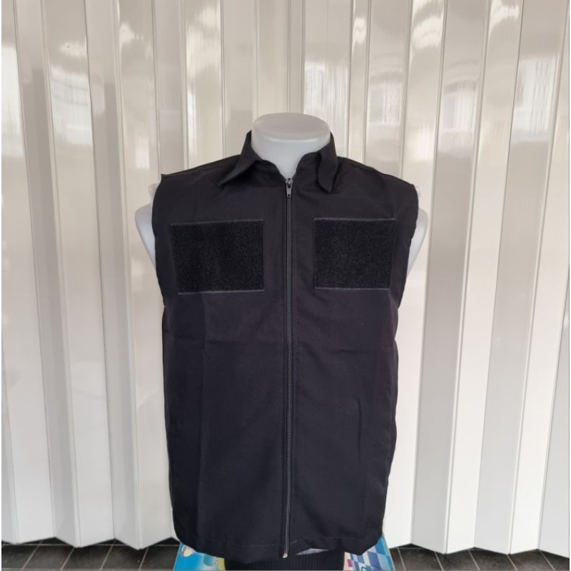 เสื้อกั๊กสีดำคอปก ติดตีนตุ๊กแก มี3กระเป๋า ซับในเต็มตัว