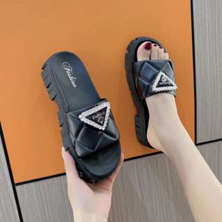 PITCHAพร้อมส่งรองเท้าแตะแฟชั่นสีพื้นตอนเดียวแต่งอะไหล่สุดชิคงานน้ำหนักเบาสวมใส่สบายได้ตลอดทั้งวันที่สำคัญลุยน้ำได้