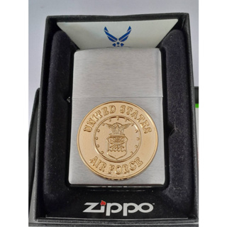 ZIPPO 280  US. AIR FORCE  BRUSHED CHROME EMBLEM ATTACHED   สีเงินผิวโครเมี่ยม ติดพิณนูนจากโรงงาน  ผลิตปี2016  ของใหม่