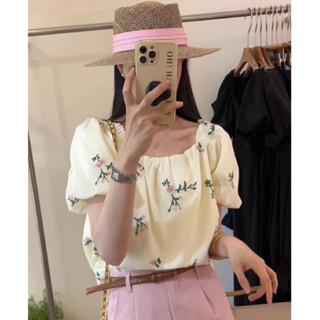 [3579] เสื้อสีครีมปักลายดอกไม้สีชมพู