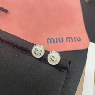 Miu Miu logo-embossed stud earrings ต่างหู มิว มิว โล้โก้กลม สีขาว อะไหล่ทอง  ภาพถ่ายจากงานจริง