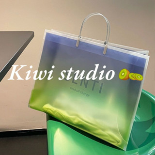 KiwiStudio (แพ็คละ 10 ชิ้น) ถุงหูหิ้ว ถุงใส่ของขวัญ PVCกระเป๋าช้อปปิ้ง  (SK0017)