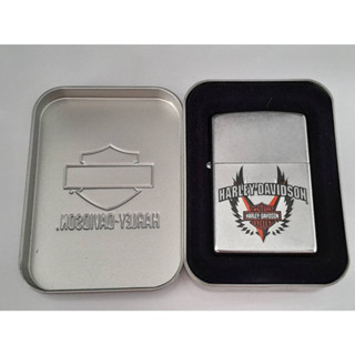 ZIPPO 24291  HARLEY DAVIDSON   STREET CHROME COLOR IMAGE   สีเงินผิวโครเมี่ยม ลายแบบสกรีน  ผลิตปี2008  ของใหม่ ของแท้