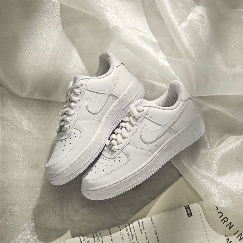 ( สินค้าพร้อมส่ง ) Nike Air Force1 07 triple white ของแท้ 100%