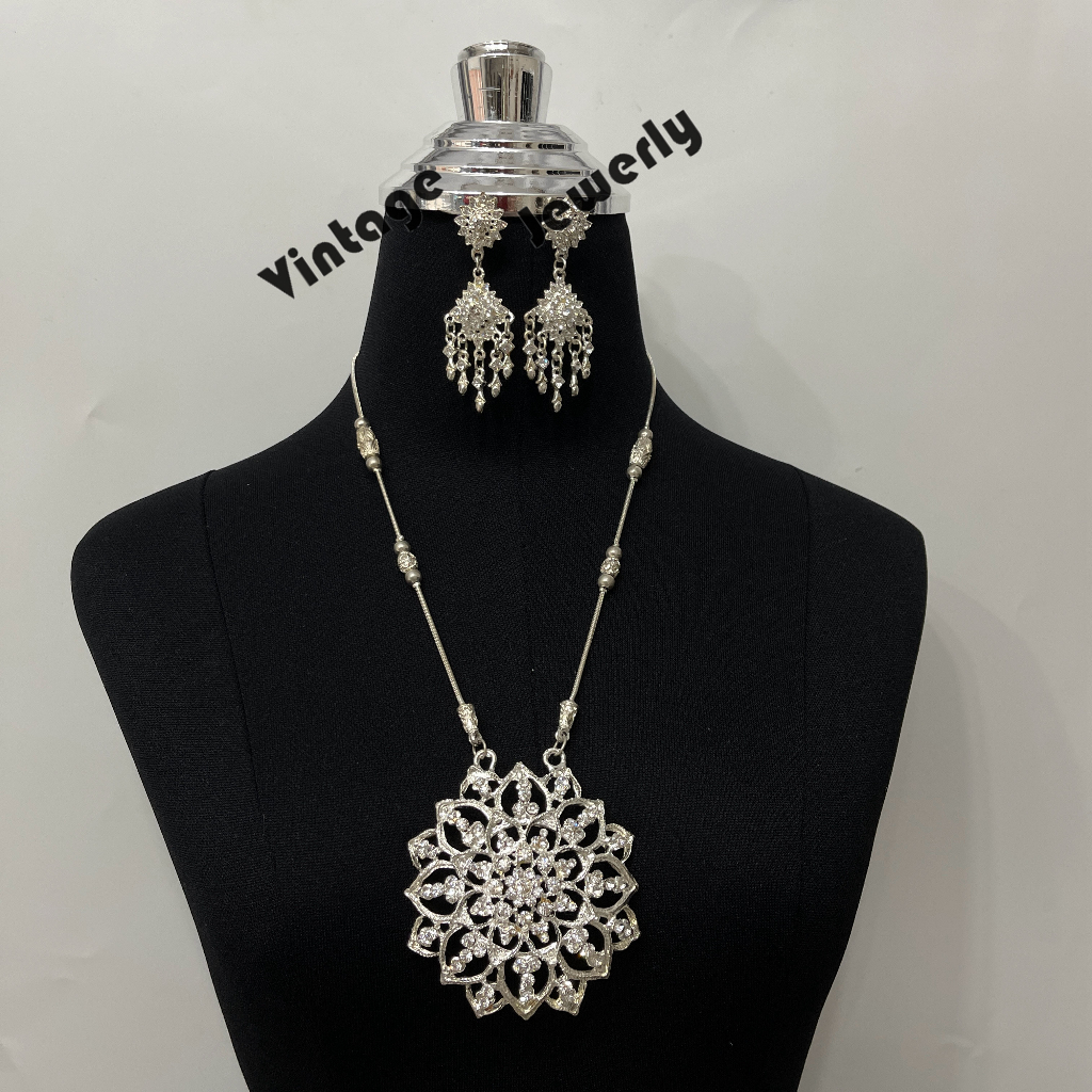 Vintage jewelryขายราคาต่ำรวมทั้งสร้อยคอและต่างหูหนีบเครื่องประดับไทย เครื่องประดับชุดไทยประยุกต์ ดอกกุหลาบสีทอง