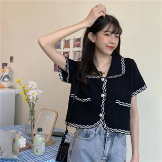 DODO*พร้อมส่ง*เสื้อเสื้อคอปก กระดุมมุกสีขาว มีกระเป๋าสองข้าง ตกแต่งขอบด้วยลายเส้นหยัก น่ารักสไตล์เกาหลี(47052)