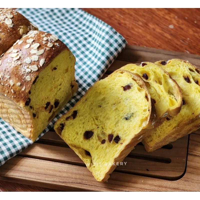 ขนมปังฟักทองแครนเบอร์รี่ Pumpkin & cranberry sourdough shokupan