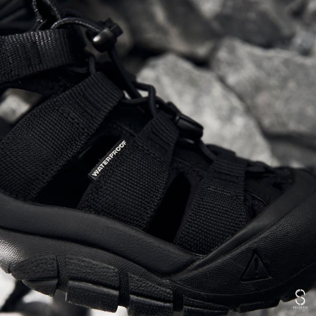 Keen รองเท้าผู้หญิง รุ่น Women's NEWPORT H2 (TRIPLE BLACK) - รูปที่ 6