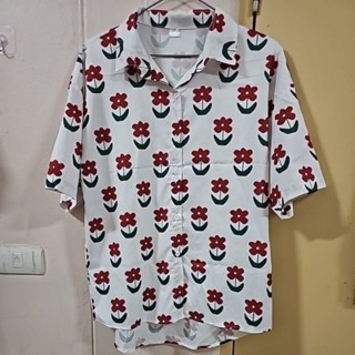 เสื้อเชิ้ตสีขาวลายดอกไม้สีแดงใบไม้สีเขียว
