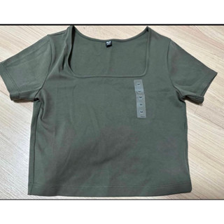 เสื้อคอเหลี่ยม uniqlo สี olive ของใหม่ sale 339฿