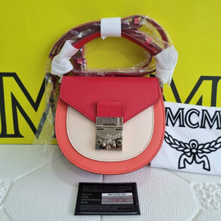 mcm #Patricia Mini Shoulder Bag in Visetos ขนาด 7.0 x 18.0 x 17.5 cm ความยาวสาย 102 cm to 127 cm . . . #mcmminipatriciac