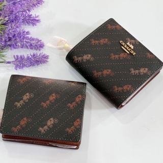 🎉💥กระเป๋าสตางค์ใบสั้น ลายม้า Snap Wallet With Horse And Carriage Dot Print
COLOR:Gold/Black