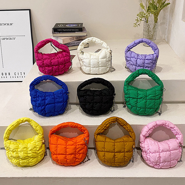 พร้อมสายสะพาย กระเป๋ามินินุ่มนิ่ม ใช้งาน 2 เเบบสะพายข้างเเละถือมีหลายสี งานน่ารักใช้งานได้ทุกโอกาส