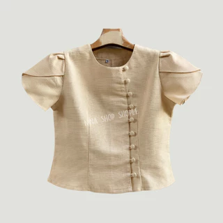 เสื้อสีขาวคอกลมแขนกลีบบัว ลิซ่า กระดุมปั๊ม9เม็ด โดดเด่น ทรงสวยเข้ารูป ดูสุภาพเรียบร้อย สวมใส่สบาย ได้ทุกโอกาส เอกลักษณ์