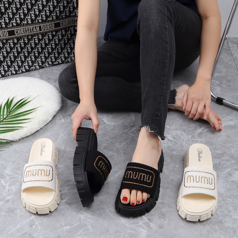 GFShop ดีไซน์ใหม่🌟รองเท้าผู้หญิง ดีเทลรอบรองเท้าสุดเท่สายคาดติดฟ้อนภาษาอังกฤษด้วยเม็ดเพชรเรียบหรูดูดีต้องมีติดบ้าน🏠