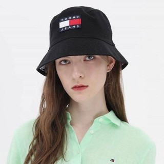 แท้ 💯 TOMMY Reversible Bucket Hat หมวกบักเก็ต หมวกปีกกว้าง ทอมมี่ โลโก้ Tommy Flag สีดำ สีขาว