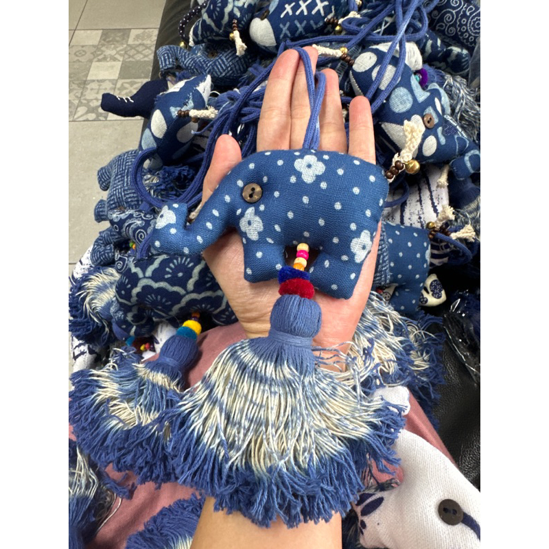 พวงกุญแจช้างติดพู่ครามติดกระดิ่ง