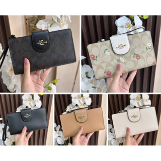 🍀🍀 กระเป๋าสตางค์ Coach Tech Phone Wallet In Signature Canvas