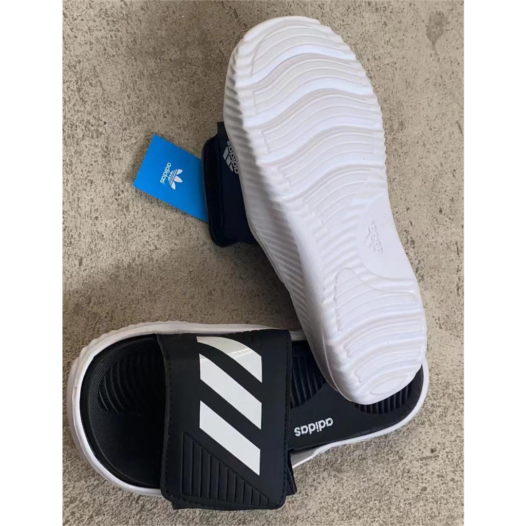 NEW  SLIPPERS adii.das ว่ายน้ำ รองเท้าแตะ Adilette Comfort สีดําและสีขาว  สามแท่ง  รองเท้าแตะกลางแจ้ง ขนาด40-45