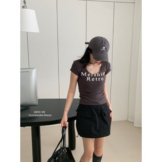 kloset A - เสื้อแขนสั้นคอยูพิมพ์อักษร