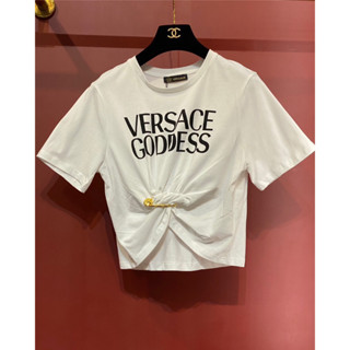 3สี VERSACE CROP T-SHIRT เสื้อยืด ทรงครอป ผ้าดี แต่งเข็มกลัด เวอซาเช่